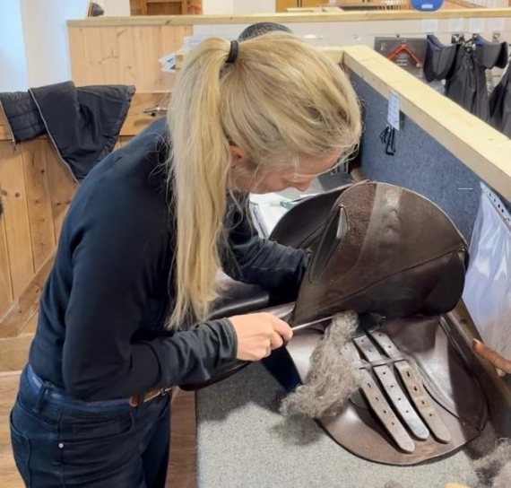 Helping a customer choose the right saddle in the Unicorn arena