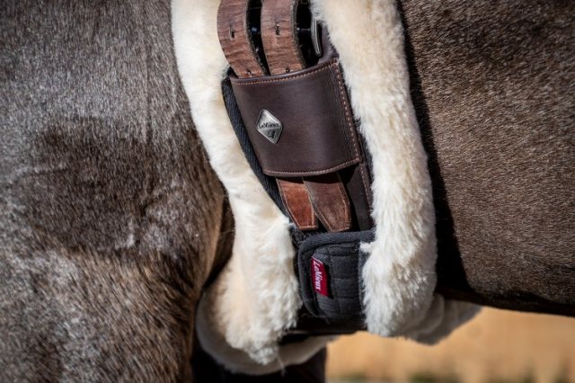 LeMieux LeMieux Lambswool Anatomic Girth Cover