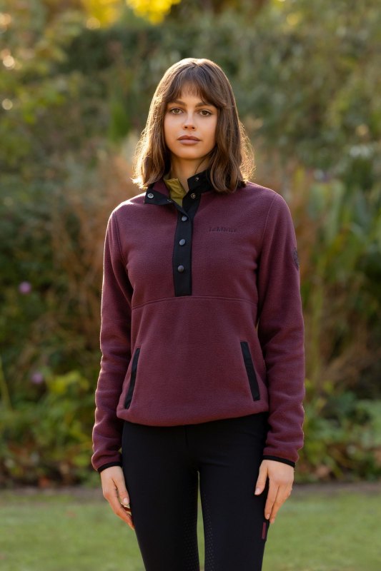 IT09261 lifestyle piperpopperfleece bramble 005