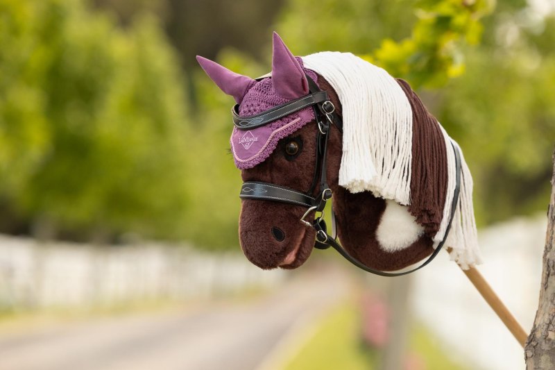 IT08434 lifestyle hobbyhorseflyhood mallow 02